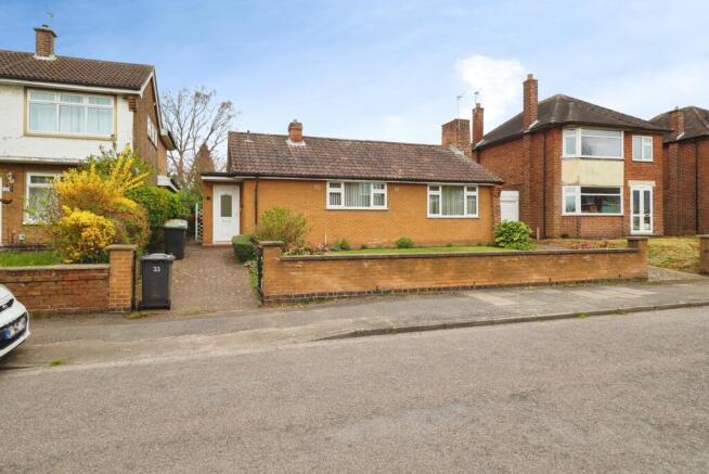 2 bed property, in Balmoral Drive, £200,000