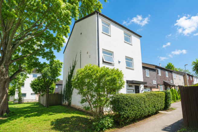 6 bed property, in North Holme Court, £250,000