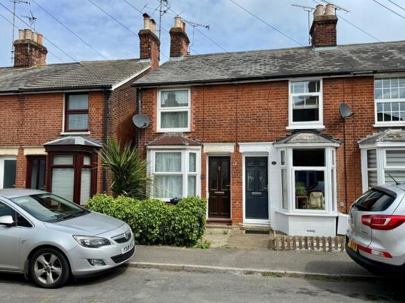 2 bed property, in Queens Road, £265,000