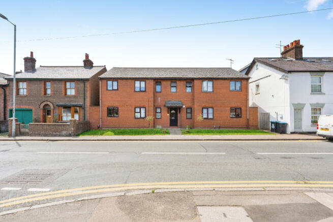 2 bed property, in Tudor Orchard, £190,000