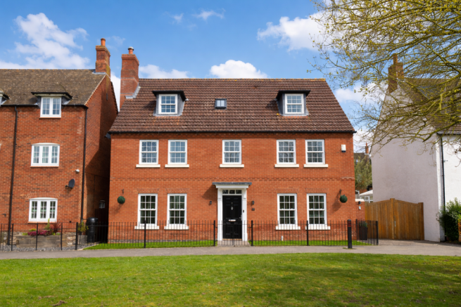 5 bed property, in Ruskin Field, £650,000