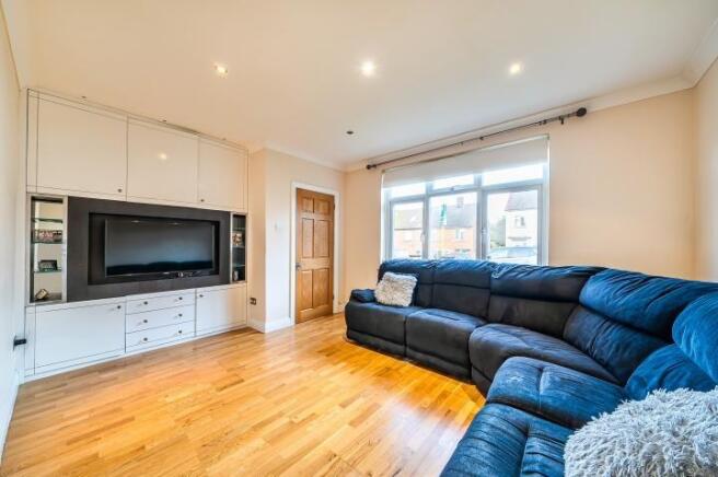3 bed property, in Crowborough Path, £410,000