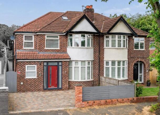 5 bed property, in Langdale Road, £725,000