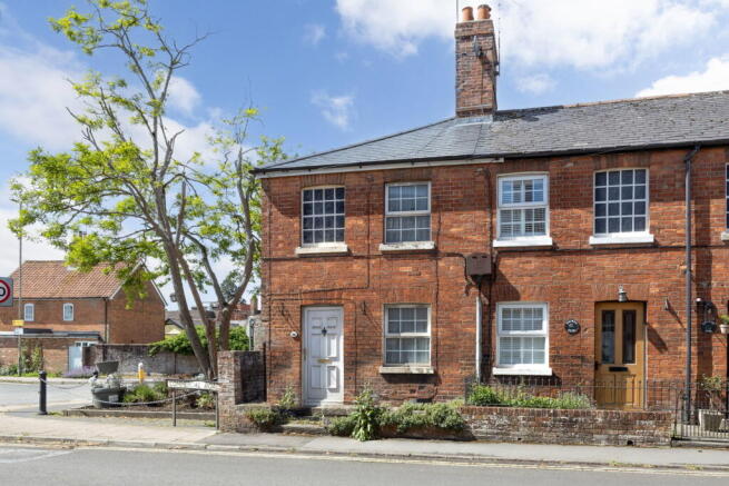 2 bed property, in Commercial Road, £150,000