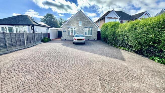 2 bed property, in Hurst Lane, £290,000