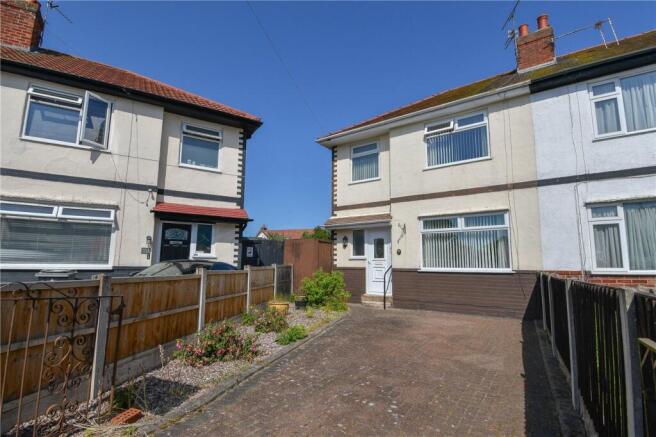 3 bed property, in Inglewood Avenue, £200,000