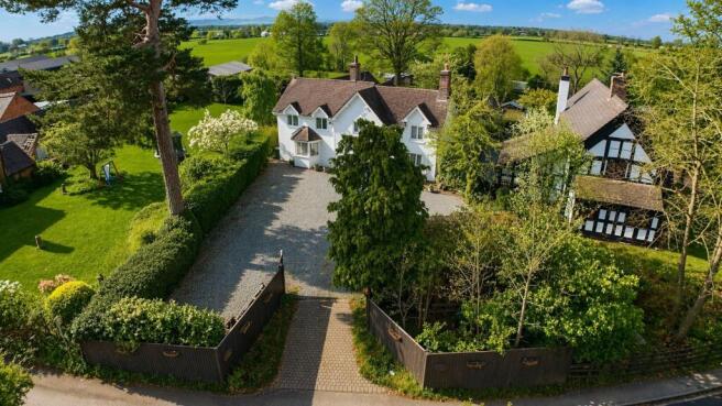 5 bed property, in Sandford, £525,000
