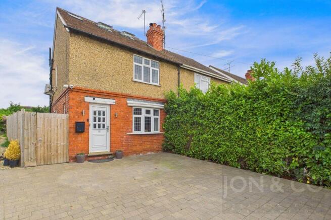 3 bed property, in Northampton Lane North, £325,000