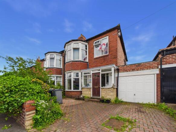 3 bed property, in Links Avenue, £460,000