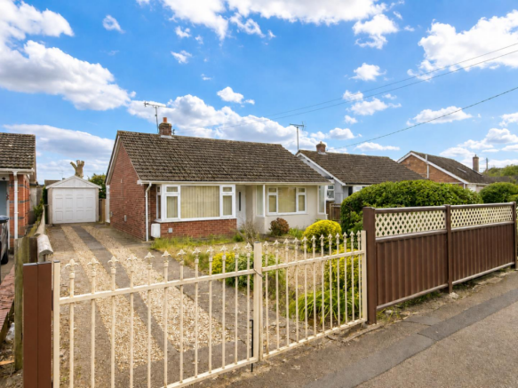 2 bed property, in Manor Road, £220,000