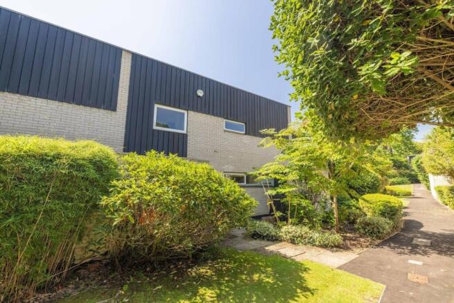 3 bed property, in Cedar Chase, £625,000