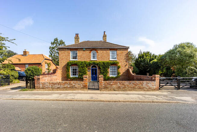 3 bed property, in Main Road, £525,000