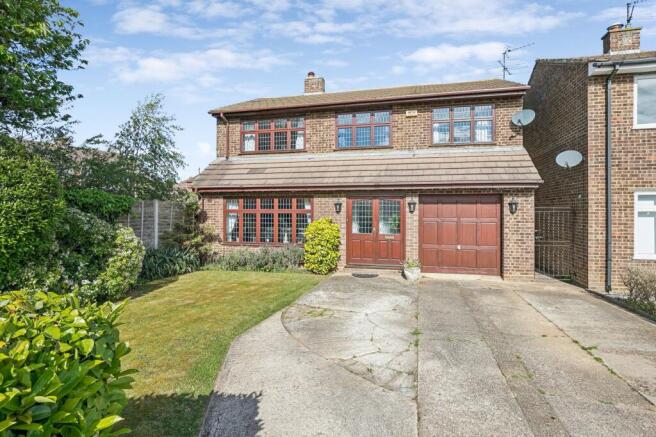 5 bed property, in Ash Close, £550,000