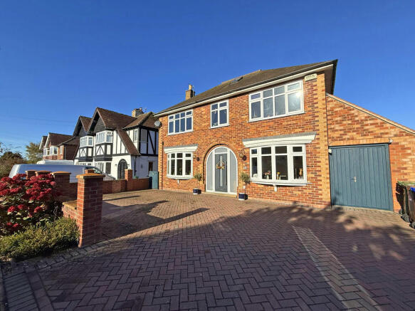5 bed property, in The Close, £500,000