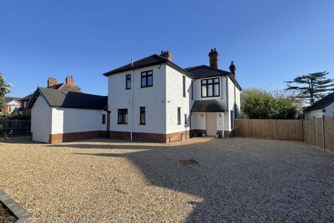 5 bed property, in Hamilton Drive, £800,000