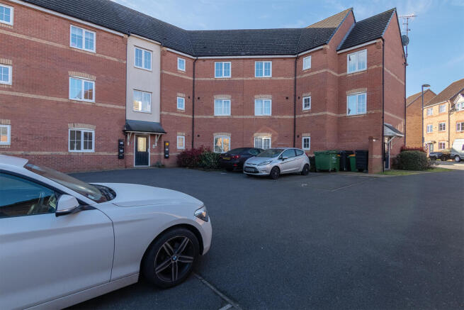 2 bed property, in Stackyard Close, £130,000