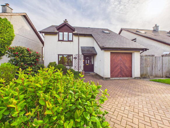 3 bed property, in Hawkens Way, £320,000