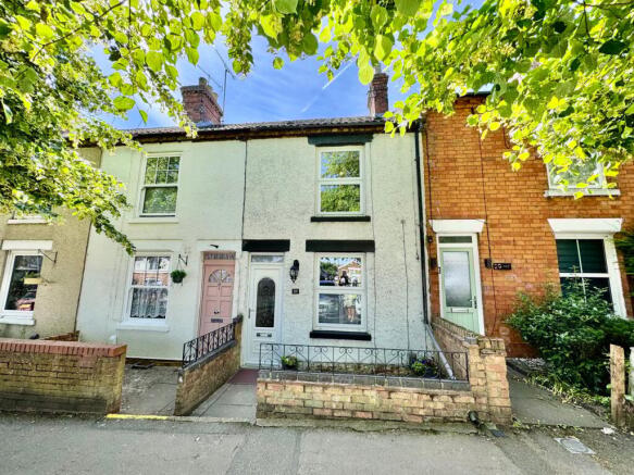 2 bed property, in Wollaston Road, £197,500