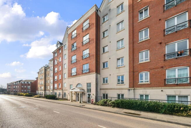 1 bed property, in Broad Street, £75,000