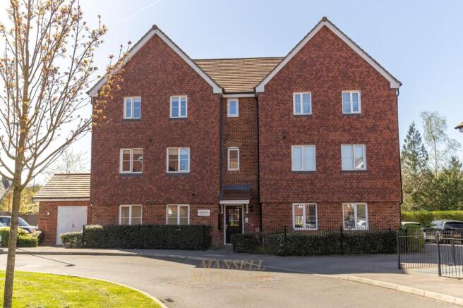 2 bed property, in Daffodil Crescent, £260,000