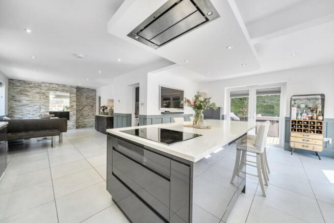 4 bed property, in Main Road, £700,000