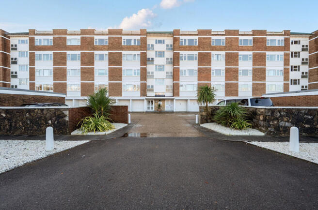 3 bed property, in Sea Front, £200,000