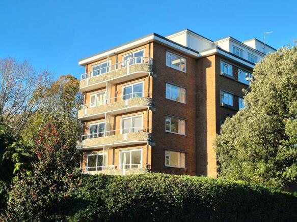 3 bed property, in Chine Crescent, £250,000