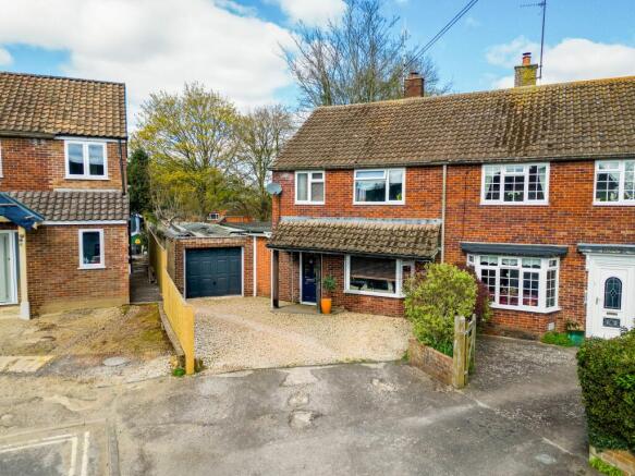 3 bed property, in Moats Crescent, £525,000