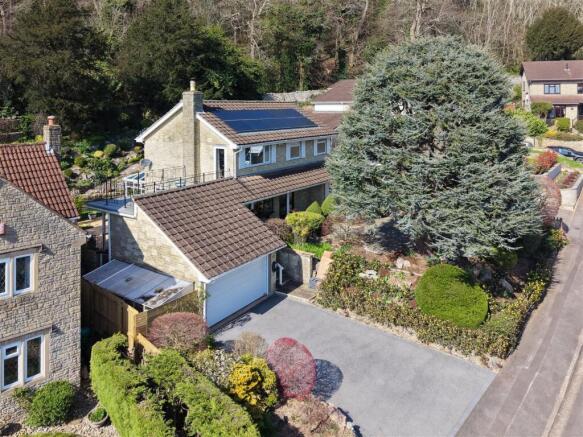 4 bed property, in Ringwood Grove, £650,000