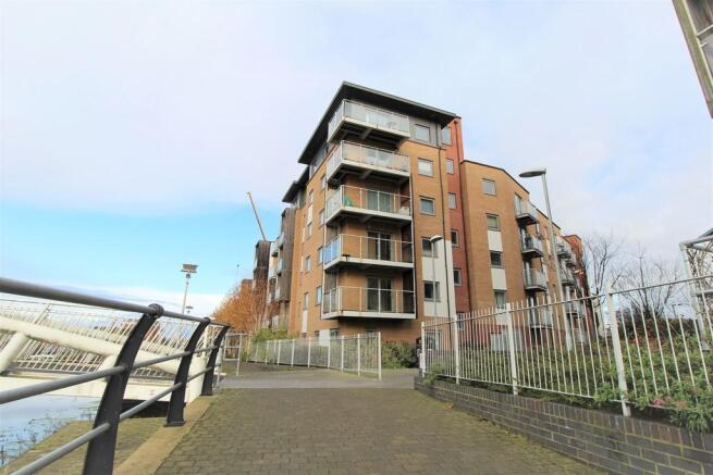 2 bed property, in Heia Wharf, £200,000