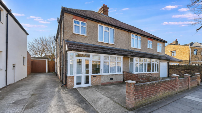 3 bed property, in Heathdale Avenue, £619,950