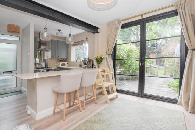 2 bed property, in Kenilworth Road, £350,000