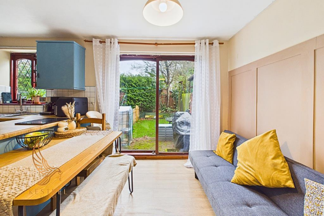 3 bed property, in Hague Park Walk, £190,000
