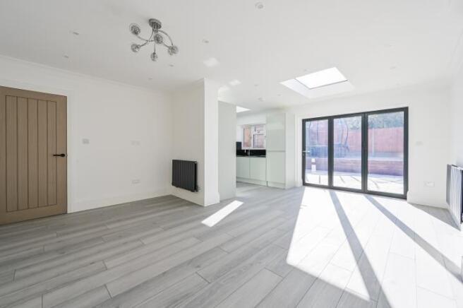 5 bed property, in Lukin Crescent, £475,000