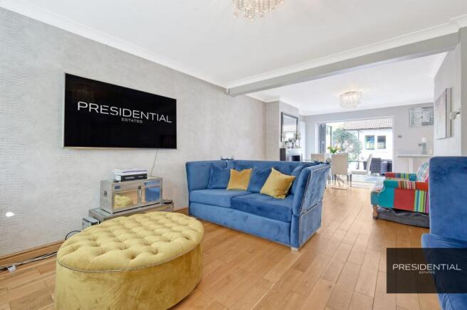 3 bed property, in Lambourne Road, £550,000