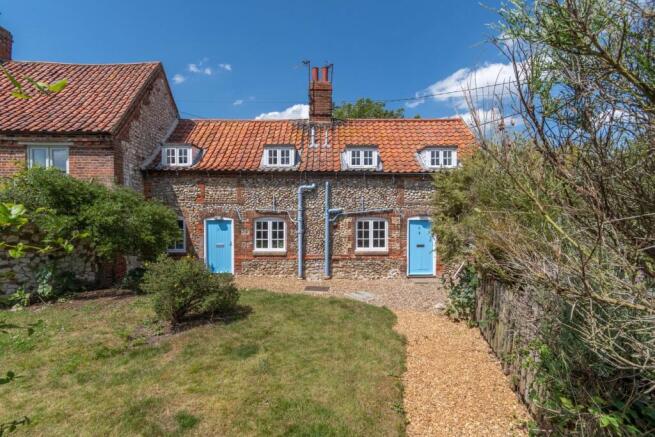 2 bed property, in Beacon Hill Road, £450,000