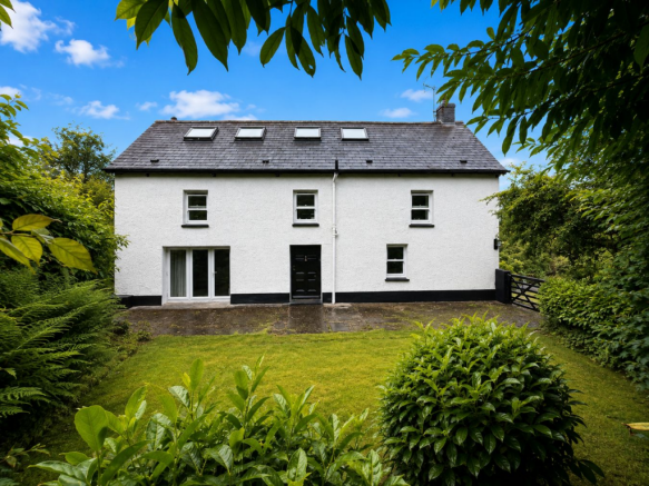 5 bed property, in Felinfach, £585,000