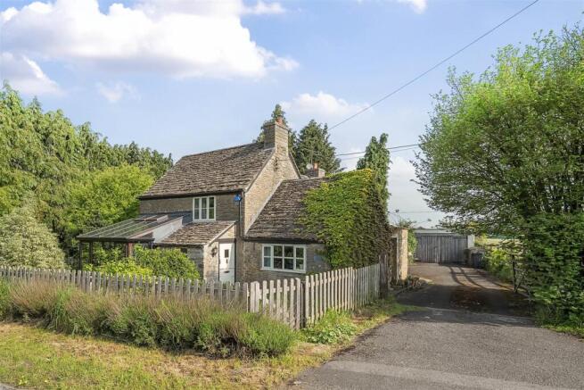 3 bed property, in Stanton St. Quintin, £475,000