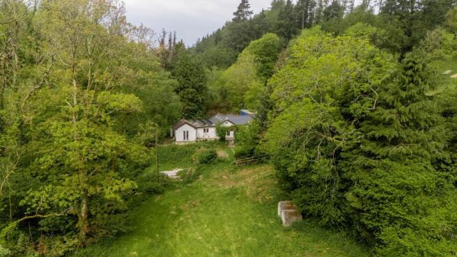 3 bed property, in Llwyndafydd, £500,000