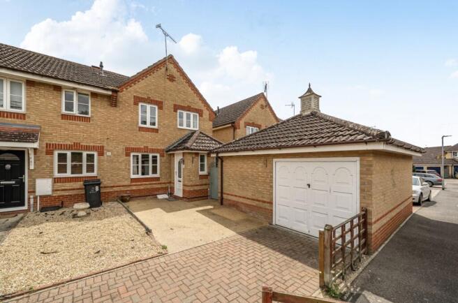 3 bed property, in Buttercup Close, £210,000