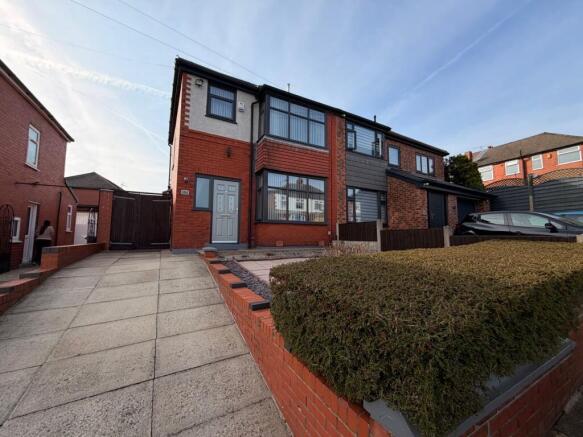 3 bed property, in Valletts Lane, £260,000