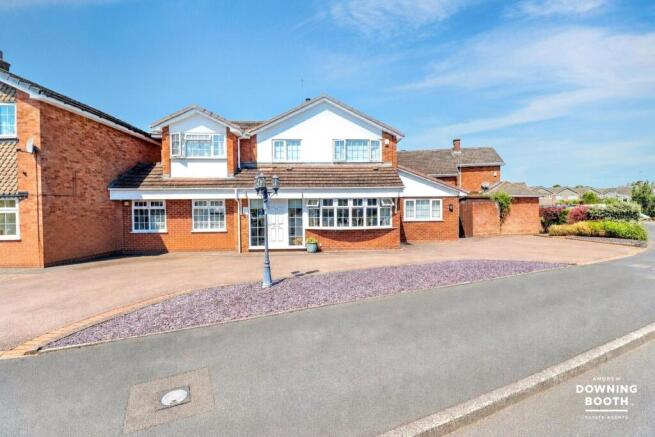 5 bed property, in Kinghayes Road, £525,000