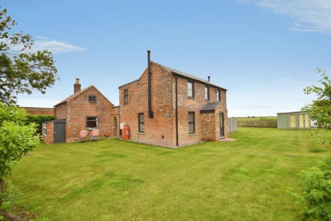 4 bed property, in Main Road, £395,000