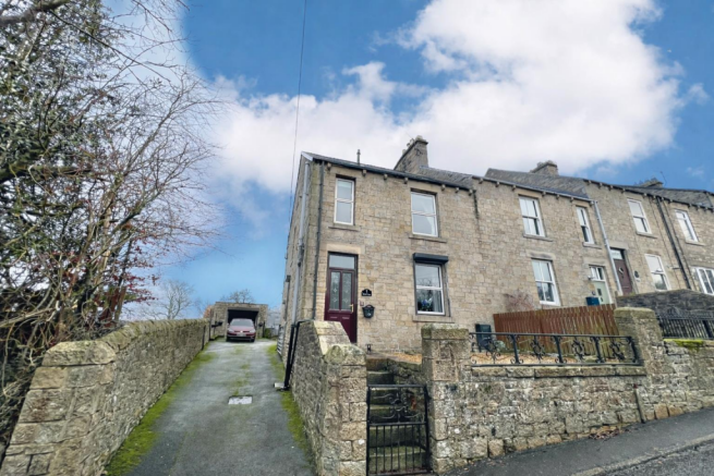 2 bed property, in Belle Vue, £160,000