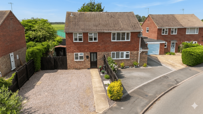 3 bed property, in Manor Close, £250,000