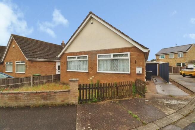 2 bed property, in Meadowlake Crescent, £190,000