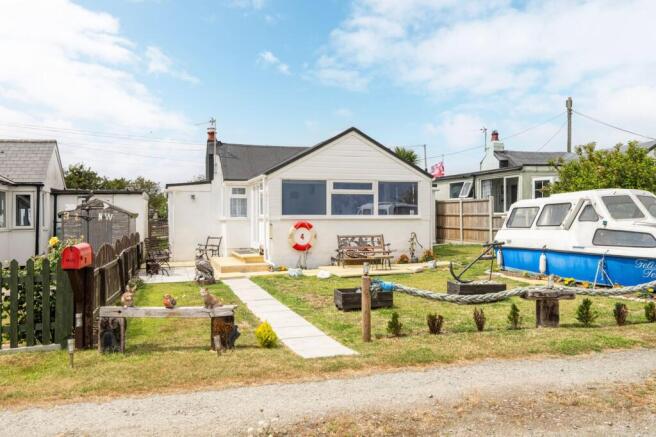 2 bed property, in Little Scratby Crescent, £175,000