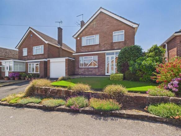 3 bed property, in Moorfield Road, £350,000