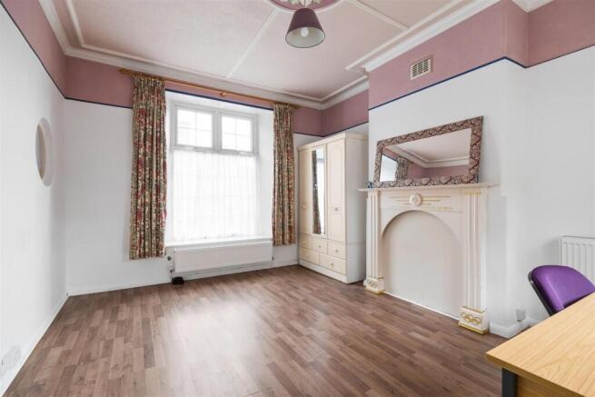 4 bed property, in Holberry Close, £290,000