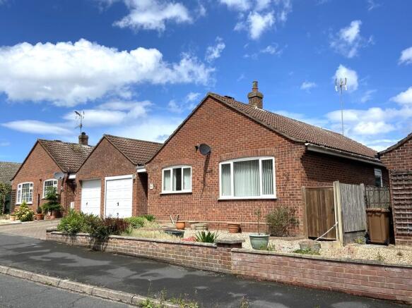 2 bed property, in Simpson Close, £280,000